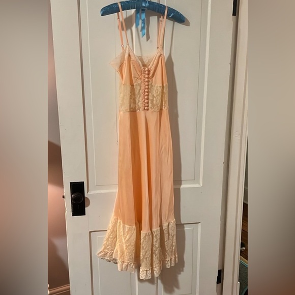 Chasing Unicorns Dresses & Skirts - Chasing Unicorns Peach Long Ride Home Slip M